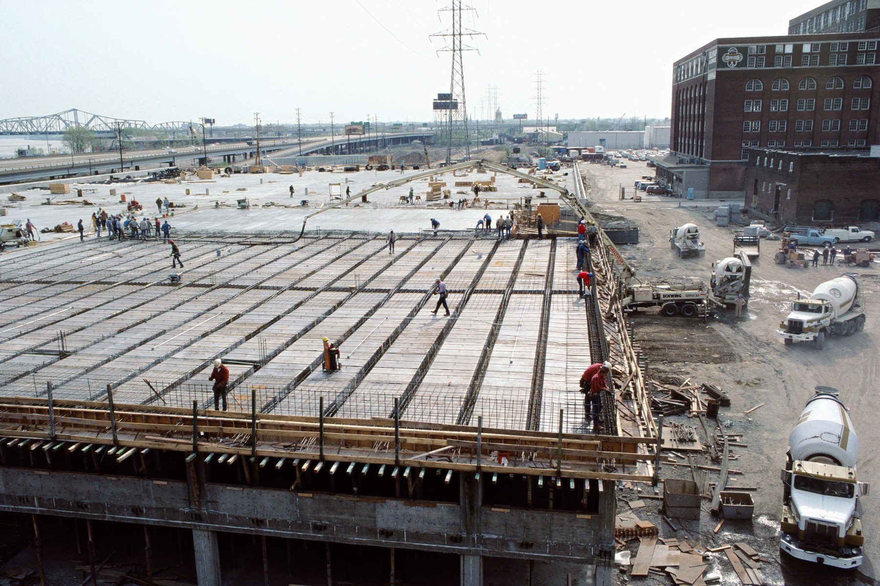 Großbaustelle mit verlegter Bewehrung