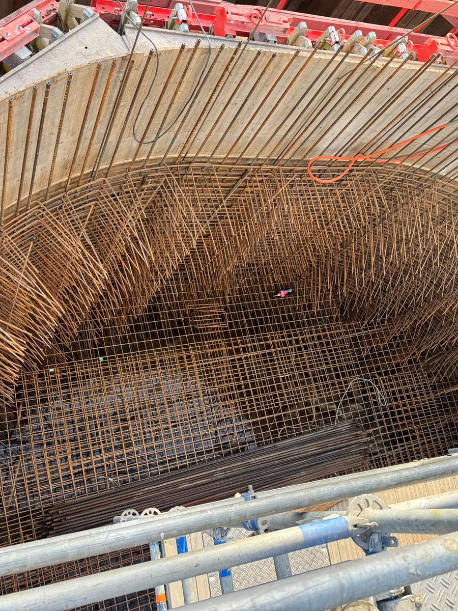 Gebogene Bewehrung in der Schalung