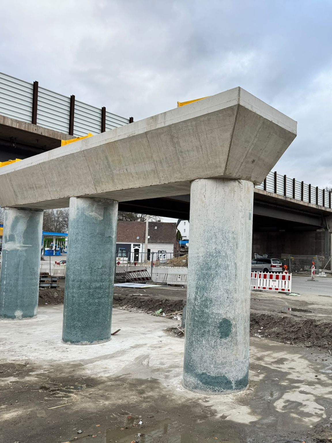 Fertiger Pfeilerkopf an der A516 in Oberhausen-Sterkrade