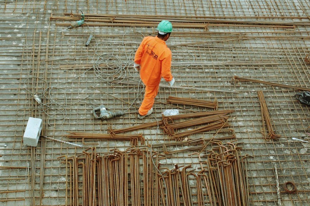 Team auf Großbaustelle, bei der Arbeit (nicht gestellt), hoch/quer, ca. 720×560