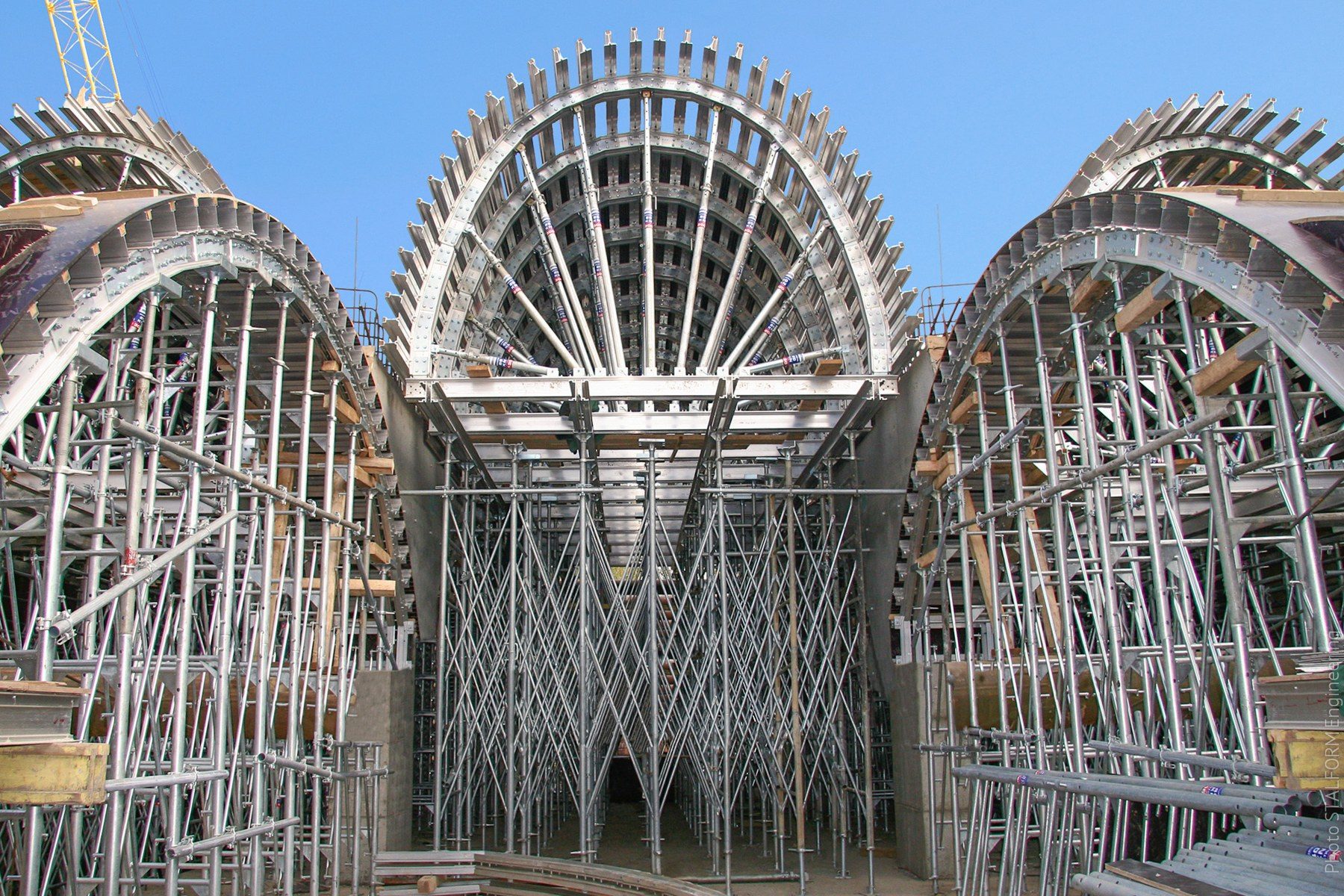 Brückenpfeiler von unten, Beton & Himmel, quer, 21:9